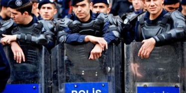 Dur İhtarına Uymadı! Polis Aracın İçine Girdi