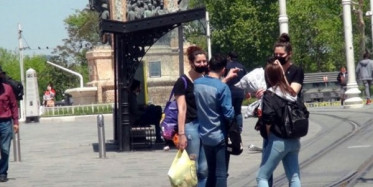 Sosyal Mesafe Kuralına Uymayan Turistler Taksim'de Gazetecilere Saldırdı