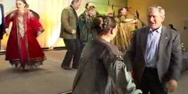 Kremlin Putin ile Bush'un Birlikte Dans Ettiği Görüntüleri Paylaştı 