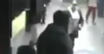 Evsiz Adam, Kadını Tren Raylarına Fırlattı!