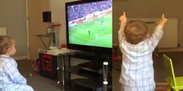 Tuttuğu Takım Gol Atınca Sevinçten Havalara Uçan Minik Taraftar