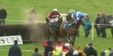 Pes Etmedi, Atına Dört Elle Sarıldı ve Yarışı Kazandı! O Anlar İzlenme Rekorları Kırdı