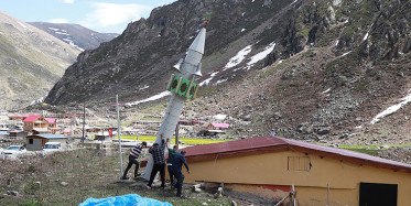 Rize'de Kış Ayında Yatırılan Minare Havalar Isınınca Yeniden Kaldırıldı