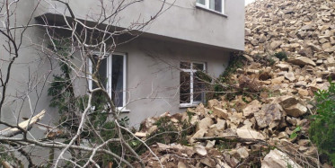 Rize'nin Ayvalık Köyünde Heyelan Yaşandı, 3 Ev Tahliye Edildi