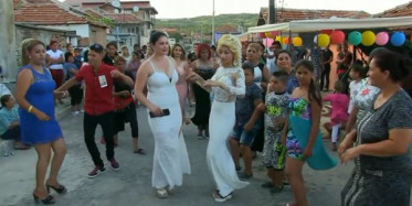 Roman Düğününde Gelinle Görümcenin Olay Dansı