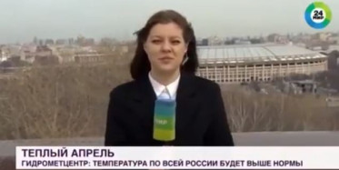 Rus Muhabir, Canlı Yayında Mikrofonu Köpeğe Kaptırdı!