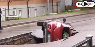 Rusya'da Otomobil Asfaltın Çökmesiyle Çukura Düştü