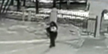 Rusya'da Bir Baba Bebeğini Kara Bırakıp Kaçtı