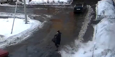 Rusya'da Anne Çocuğunu Düşen Kar Kütlesinden Son Anda Kurtardı