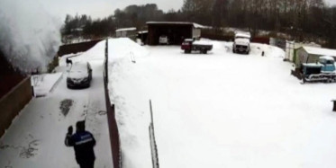 Rusya'da Kar Kütlesinin Çatıdan Düştüğü An