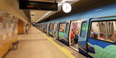 Rusya'da korkunç olay! Ayağı metroya sıkışan kadın son anda ölümden döndü