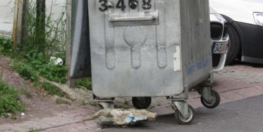 Rüzgarın Etkisiyle Yokuş Aşağı Hareket Eden Çöp Kutusu Ortalığı Birbirine Kattı