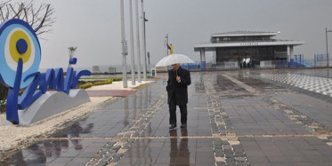 Sağanak İzmir'i vurdu: Yollar adeta göle döndü