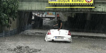 Sağanak Yağış İstanbul'u Felç Etti! Araçlar Sular Altında Kaldı