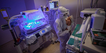 Sağlıkçılar Hasta Bebeklere Ailelerinin Yokluğunu Hissettirmiyor