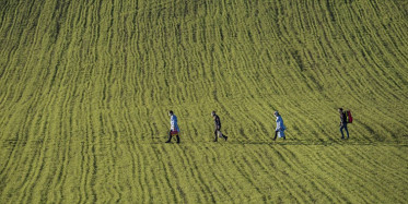 Sağlıkçılar Zorlu Yolları Aşarak Aşılama Yapıyor