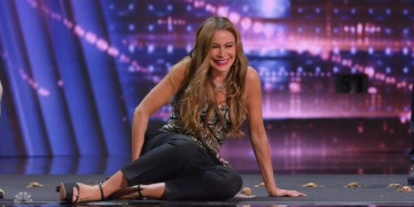 Sahneye Atlayan Sofia Vergara Kalçasıyla Ceviz Kırdı