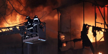 Sakarya'da Mobilyacılar Çarşısında Çıkan Yangın: 5 İş Yeri Küle Döndü