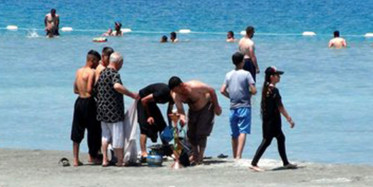 Salda Gölü’nde Bu Görüntüler Pes Dedirtti! Yasağa Rağmen Nargile İçtiler