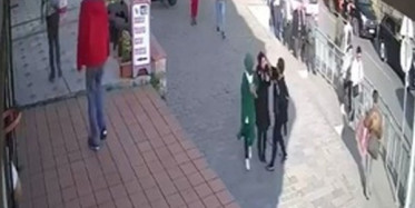 İstanbul'da Başörtülü Kadına Saldırı