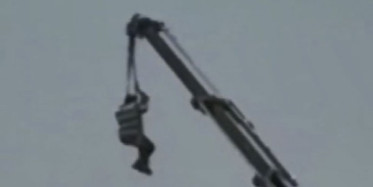 Metrelerce Yüksekte Salıncak Yapıp Sallanan Adam