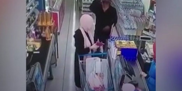 Markette Su İçer Gibi Şampuan İçen Adam!