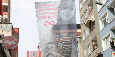 Samsun'da Eşiyle Tartışan Esnaftan 'Pankartlı' Özür