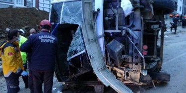 Belediye İşçilerini Taşıyan Servis Kaza Yaptı: Ölü ve Yaralılar Var!