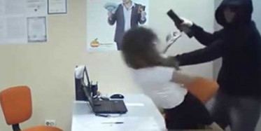 Sekreteri Yalnız Bulan Adamın Yaptıklarına İnanamayacaksınız!