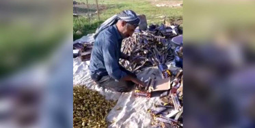 Şanlıurfa'da tırdan yol kenarına bayram şekerleri devrildi: Şekerleri  yağmaladılar!