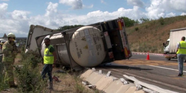 Sarıyer'de korkunç kaza! Kimyasal madde yüklü tanker yola devrildi