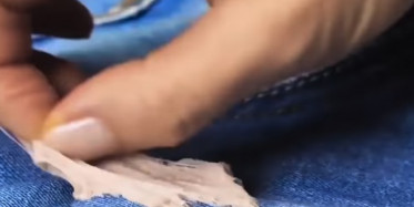 Kıyafetinize Yapışan Sakızın Böyle Çıkarıldığını Görünce Çok Şaşıracaksınız!