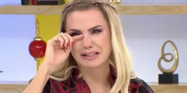 Ece Erken Canlı Yayında Gözyaşlarına Boğuldu