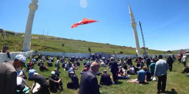 Seccadesi Çim Kubbesi Mavi Gökyüzü! Bu Camide Namaz Kılmanın Huzuru Bir Başka