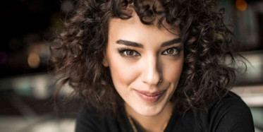 Seda Bakan’dan Bornozlu Dans Performansı