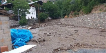 Artvin'in Yusufeli İlçesinde Meydana Gelen Sel Vatandaşlar Tarafından Kaydedildi