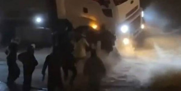 İzmir'de Bir Kadın Selde Sürüklendi, Kurtarılma Anı Kaydedildi