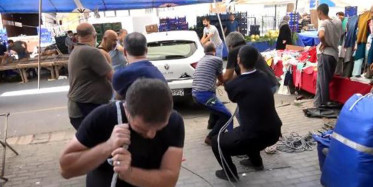 Semt Pazarında İlginç Anlar: "3 Tişört Alana Otomobil Bedava"