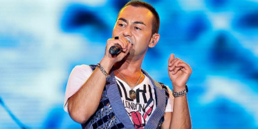 Serdar Ortaç sevenlerini korkuttu: Sahnede bir anda yere yığıldı