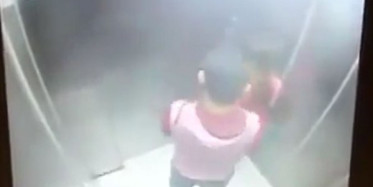 Asansörde Genç Kıza Yaptığına Bakın!