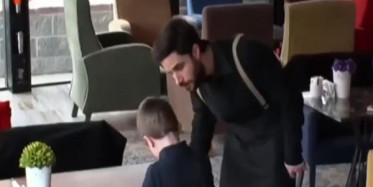 Küçük Garsona Eziyet Eden Garsonun Yaptığına Bakın!