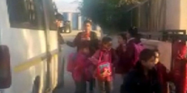 Okul Servisinde Şok Eden Görüntüler! Servisten 34 Öğrenci Çıktı