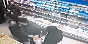 Sevgilisine Sataşan Adamı Tek Yumrukla Nakavt Etti