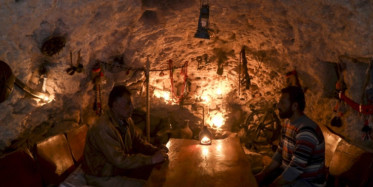 Sığındığı Mağaraya Motifler Çizdi