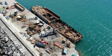 Şile'de Yanan Yük Gemisi Parçalara Ayrılıyor