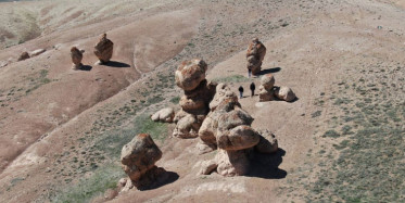 Sivas’ta Bulunan Mantar Kayalar Görenleri Hayrete Düşürdü