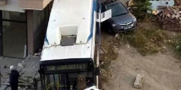 Başkent'te Freni Arızalan Otobüs Apartmana Çarptı