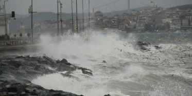 Üsküdar'da Fırtına Sonucu Çatı Koptu Olay Anı Kameralara Yansıdı