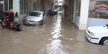 Son Dakika! Ankara'da Yoğun Sağanak Sonrası Sel Oluşunca Araçlar Sürüklendi