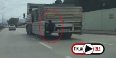 Kamyonet Arkasında Tehlikeli Yolculuk! O Anlar Kamerada